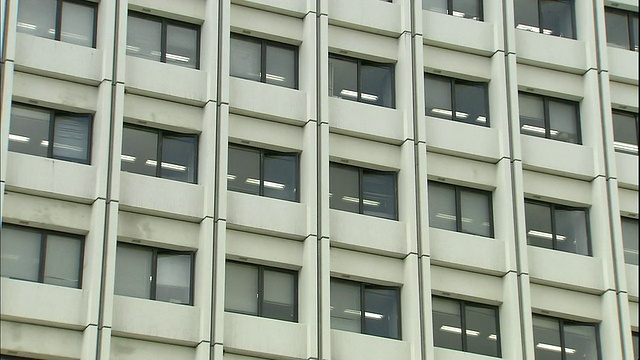 日本山形县政府办公室的正面有许多窗户。视频下载