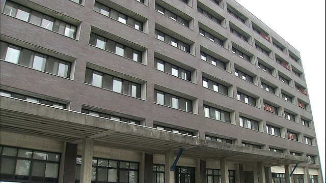 日本三重县政府办公室入口上方的窗户排列在立面上。视频下载
