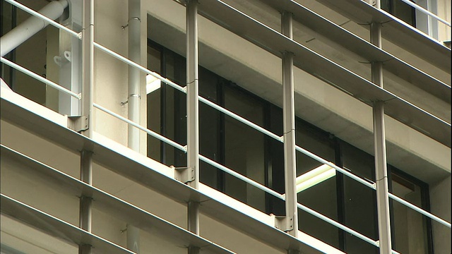 钢加固覆盖了日本埼玉县警察局的外立面。视频素材