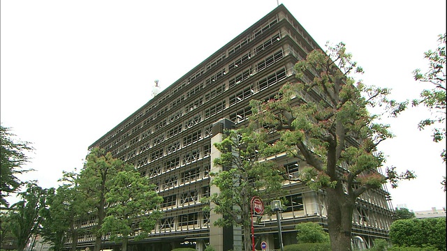 日本埼玉县警察局周围都是树。视频素材