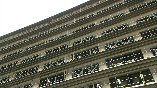 日本埼玉县警察局的外墙上挂满了窗户。视频素材