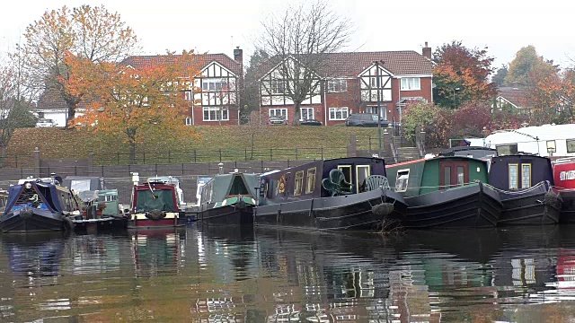 秋天运河里的小船停泊在码头上视频素材