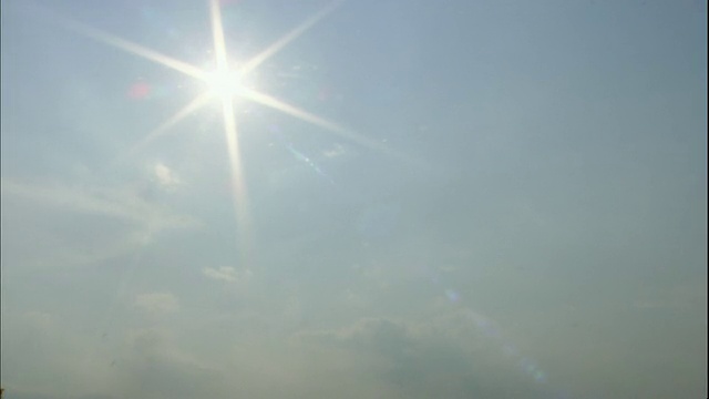 光化学烟雾遮蔽了日本东京夏季的天空。视频素材
