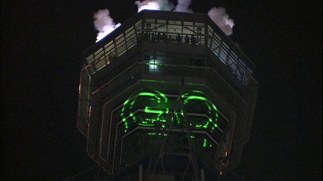 在大阪举行的一场LED照明仪式上，绿色灯光在堤天阁塔顶闪烁。视频下载