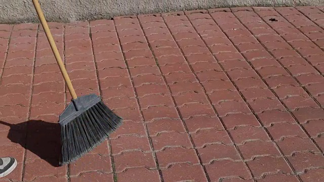 乡下姑娘打扫院子。视频下载