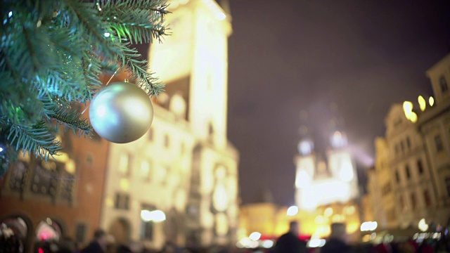 平安夜拥挤的城市广场上，人们享受着寒假视频下载