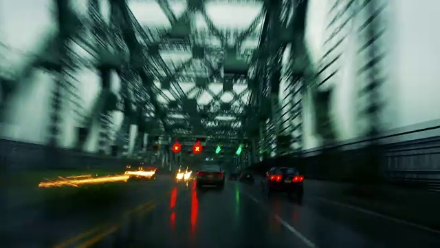 在雅克-卡地亚桥上的一辆车里的一个雨夜的时间流逝视频素材