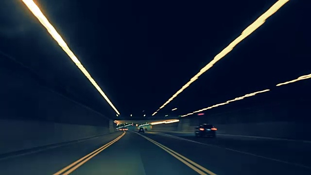 在高速公路上的一个隧道里，汽车行车记录仪的时间流逝视频素材