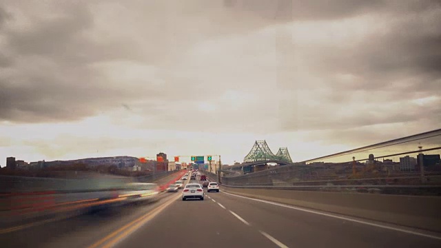 在一个寒冷的春天，在魁北克蒙特利尔方向的雅克卡地亚桥上的照相机时间流逝。视频素材