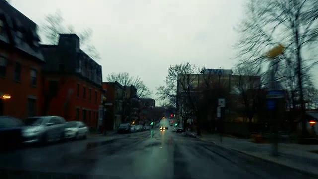 一个雨夜的时间流逝在一辆车与桥在背景视频素材