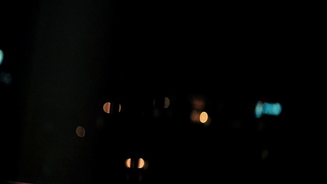 城市灯光在夜晚的窗户反射散焦的观点视频素材