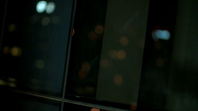 城市灯光在夜晚的窗户反射散焦的观点视频素材