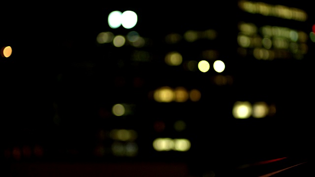 城市灯光在晚上的散焦视图视频素材