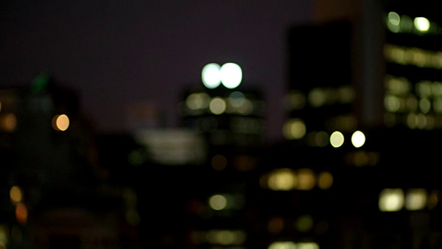城市灯光在晚上的散焦视图视频素材