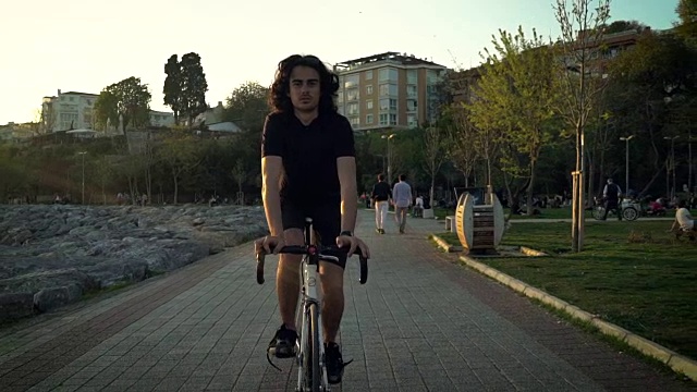 HD:慢动作在日落骑自行车视频素材