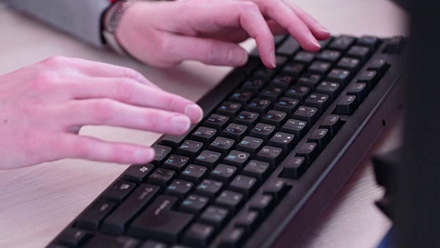 工程师在电脑上工作，在键盘上打字视频下载
