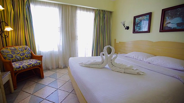 在酒店房间的床上，用毛巾擦出的天鹅视频下载