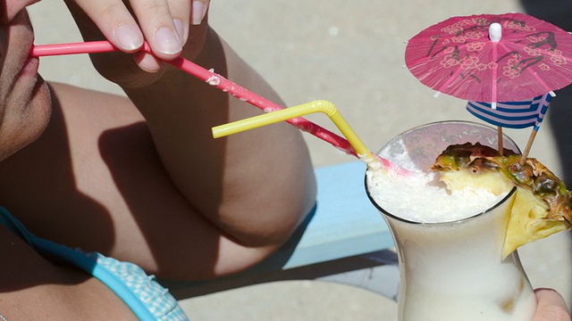 在海滩上喝着鸡尾酒享受夏日的女人视频素材