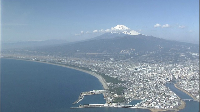 骏河湾沿着富士山的山脚延伸。视频素材