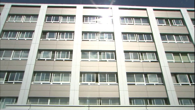 窗户排列在日本鸟取县政府办公室的立面上。视频素材