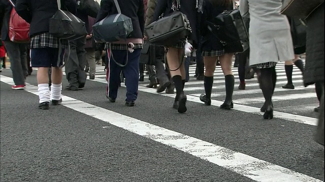 行人在城市街道上走人行横道。视频素材