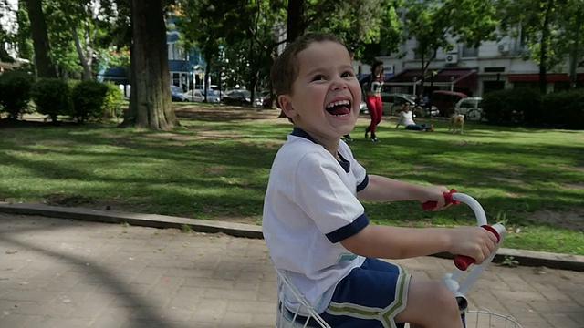 男孩玩和骑三轮车慢动作-快乐视频下载