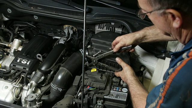 汽车修理机械组装汽车空气过滤器视频下载