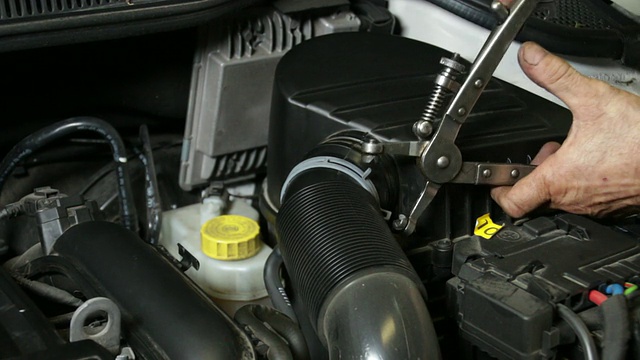 汽车修理机械安装汽车空气过滤器视频下载