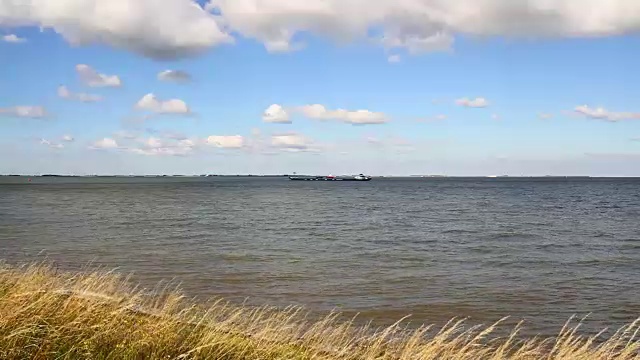 港口附近的驳船视频下载