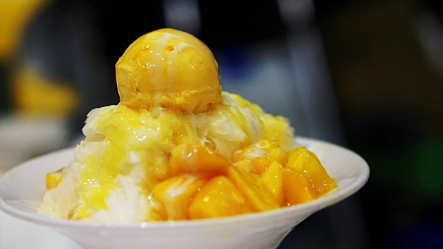 台湾名优芒果刨冰配冰淇淋。热带水果冷甜视频下载