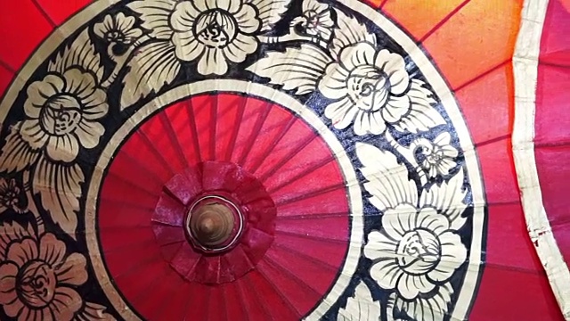 近距离拍摄传统手工制作的亚洲红伞东方风格。亚洲旅行的抽象背景视频下载