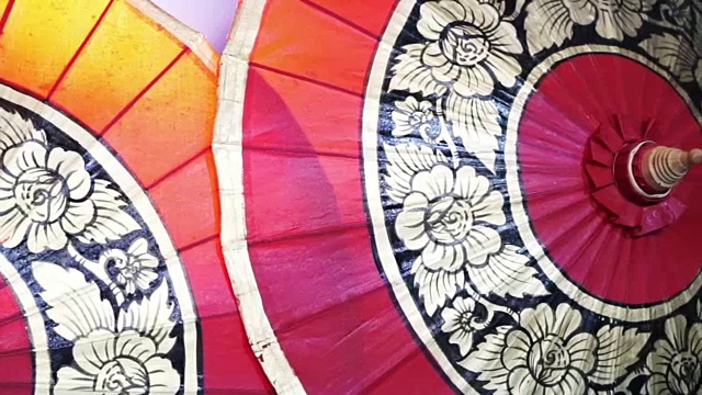 近距离拍摄传统手工制作的亚洲红伞东方风格。亚洲旅行的抽象背景视频下载