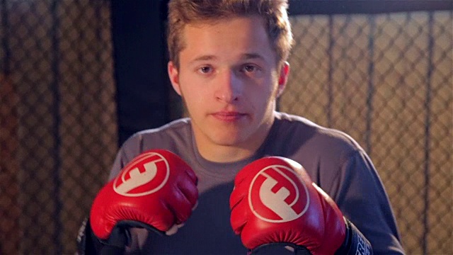 训练拳击，一个年轻人拳击视频下载
