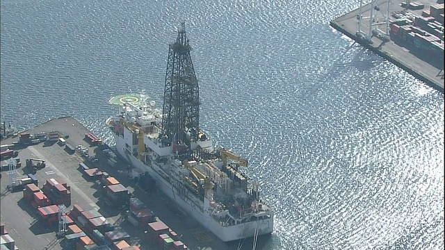 深海钻探船Chikyu号停泊在清水港集装箱码头。视频下载