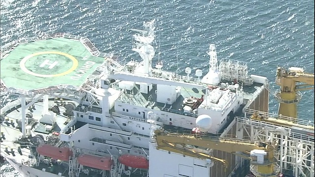 一架井架耸立在停泊在清水港的深海钻井船千球(Chikyu)之上。视频下载