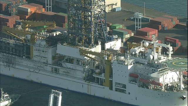 深海钻探船Chikyu驶过清水港的一个码头。视频下载