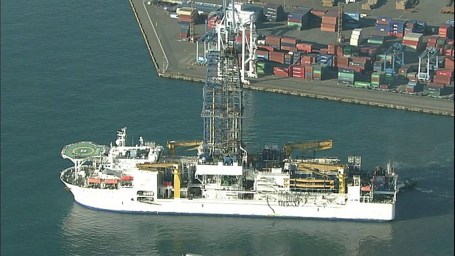 深海钻探船Chikyu驶进清水港。视频下载