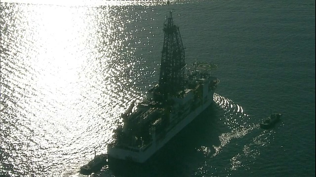 拖船将“Chikyu”号深海钻井船驶入清水港。视频下载