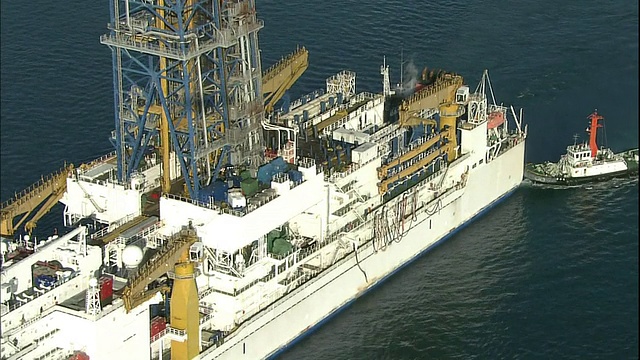 深海钻探船Chikyu号驶过清水防波堤时，钻机、直升机停机坪和科学设备覆盖在主甲板上。视频下载