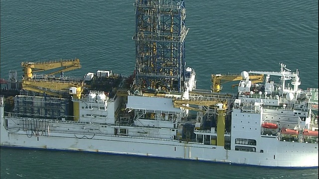 深海钻探船Chikyu号驶入骏河湾时在防波堤之间穿梭。视频下载