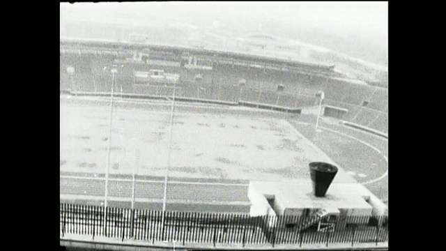 1964年奥运会的圣火主火炬位于东京国家体育场上方。视频素材