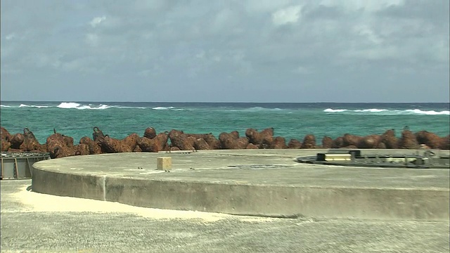 日本冲之鸟岛东小岛的波浪冲破防波堤。视频素材