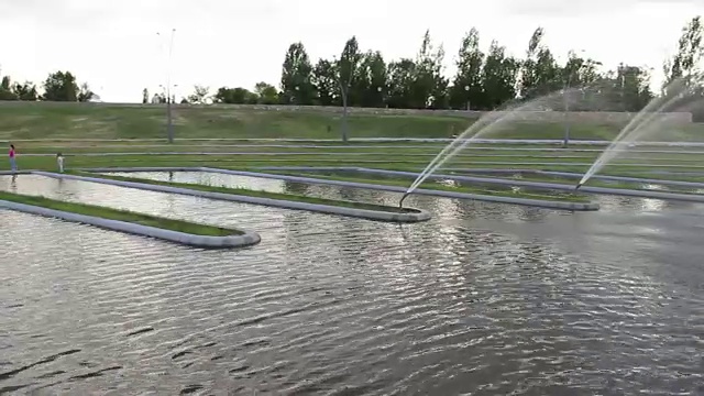 哈萨克斯坦共和国总统公园的喷泉视频下载