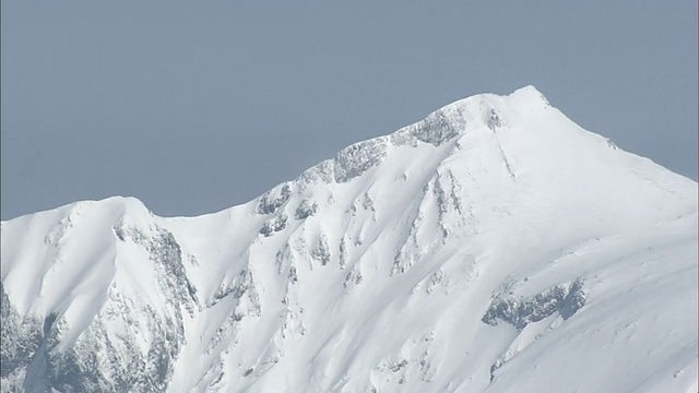 厚厚的积雪覆盖了日本御岳山的山顶。视频下载