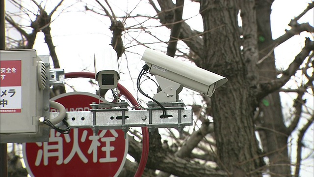 监控摄像头监控着城市的街道。视频素材