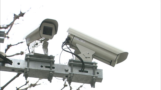 监控摄像头安装在城市街道上方。视频素材