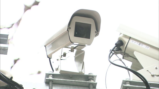 一个监控摄像头被安置在城市街道上。视频素材