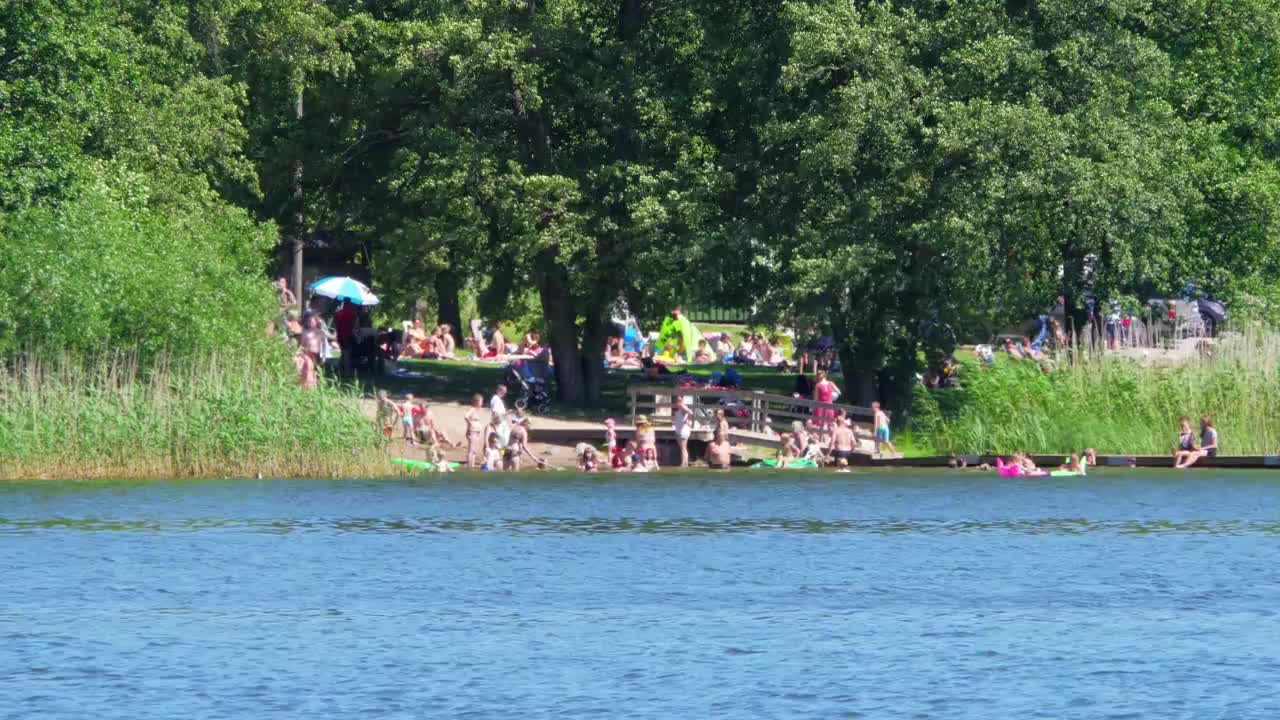 人们在瑞典斯德哥尔摩附近的斯堪的纳维亚水域游泳视频素材