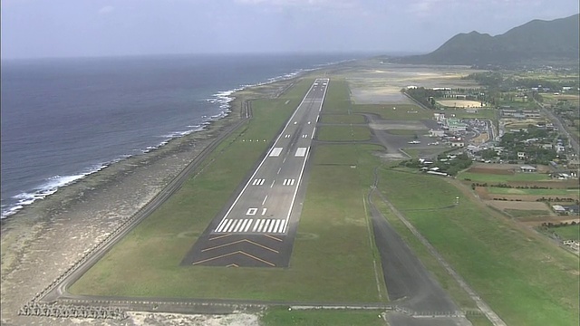 一架飞机接近日本德之岛德之岛机场的跑道。视频素材