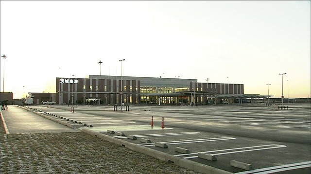 茨城市机场开放当天，大厅的灯光照亮了机场内部。视频素材